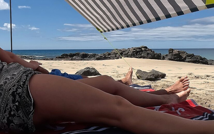 Emma Voyeur: Belle-fille, branlette sur la plage