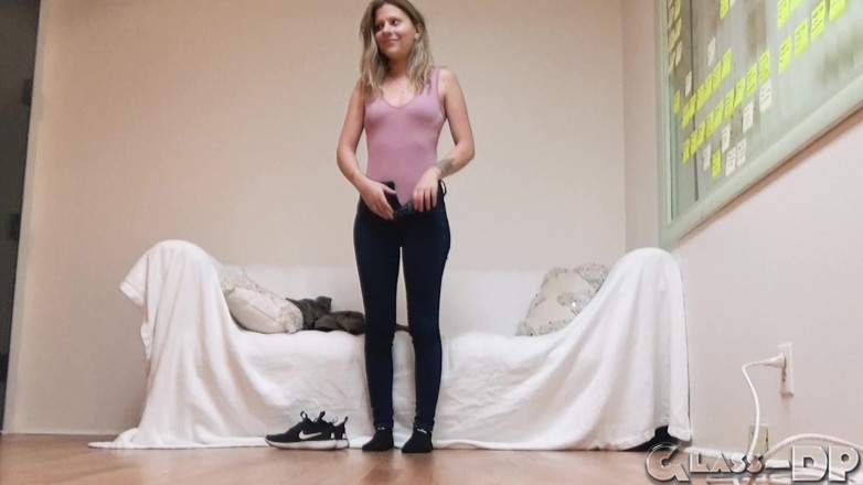 GLASSDP: Rubia de dieciocho años que me encontré en el centro...