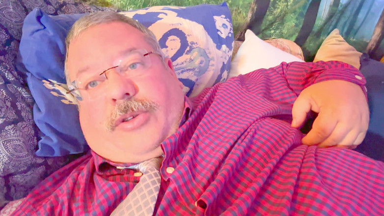 Hand-Free-Daddy-Chub: Симпатичный плюшевый медведь с усами получает огромную порцию спермы