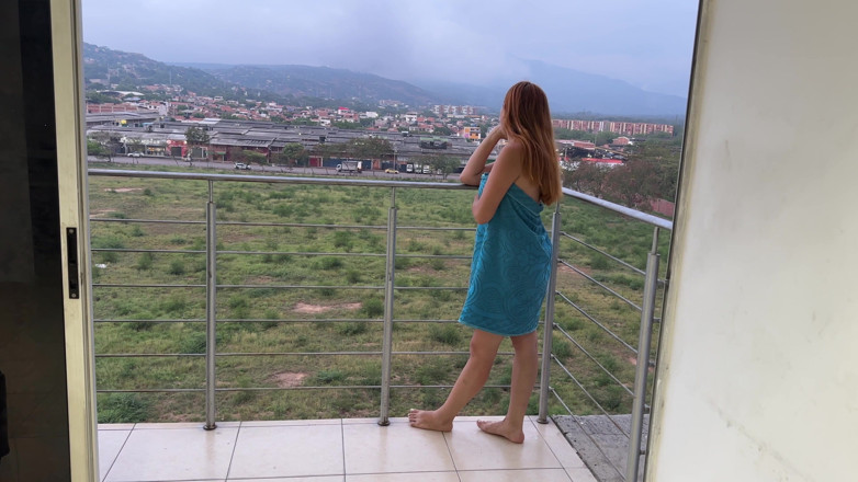 LILY_PUP: O găsesc pe sora mea vitregă latino trimițând niște fotografii...