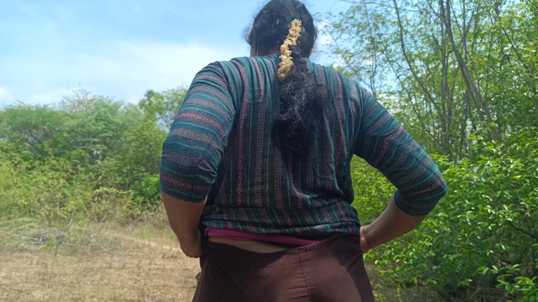 Magilmathi: Abang tiri menikmati perah payudara suri rumah di tepi hutan...