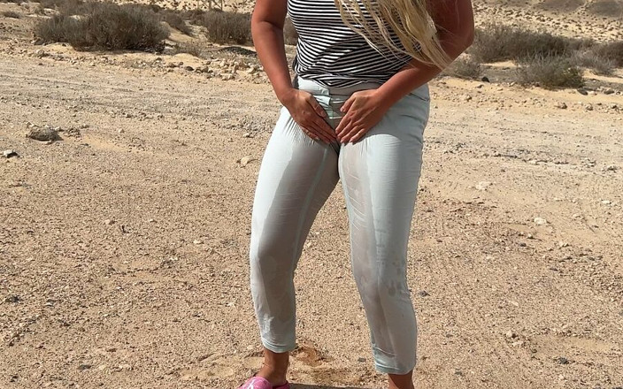 Emma Voyeur: Orinar en pantalones ligeros al aire libre