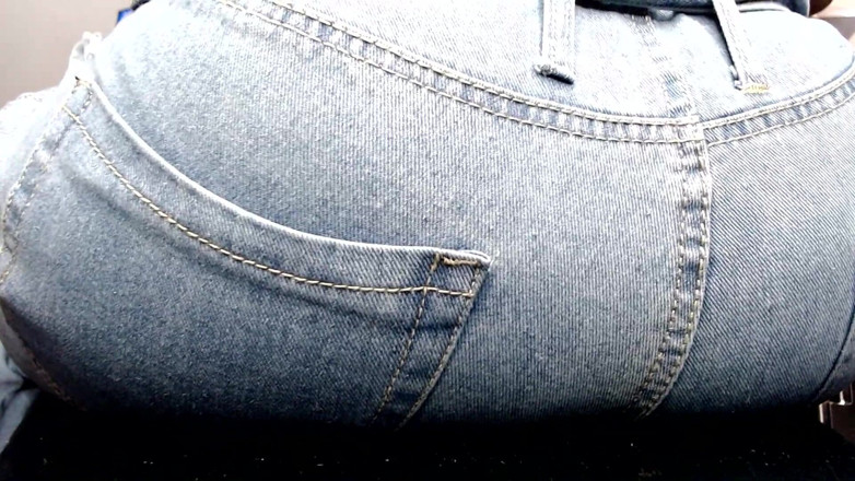 Maeling: Dziwka nastolatka zrujnowana w dżinsach ass-fyxiation z Giant Ass Nieświadoming