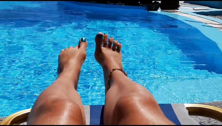 Erotic Tanya: Ignoriert, während ich am pool entspanne