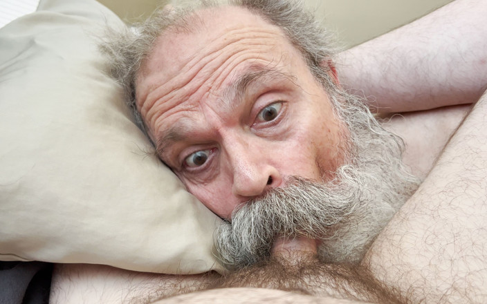 FuzzyBeardBoy: Старий бородатий членосос бере величезний камшот прямо в свою кожуху