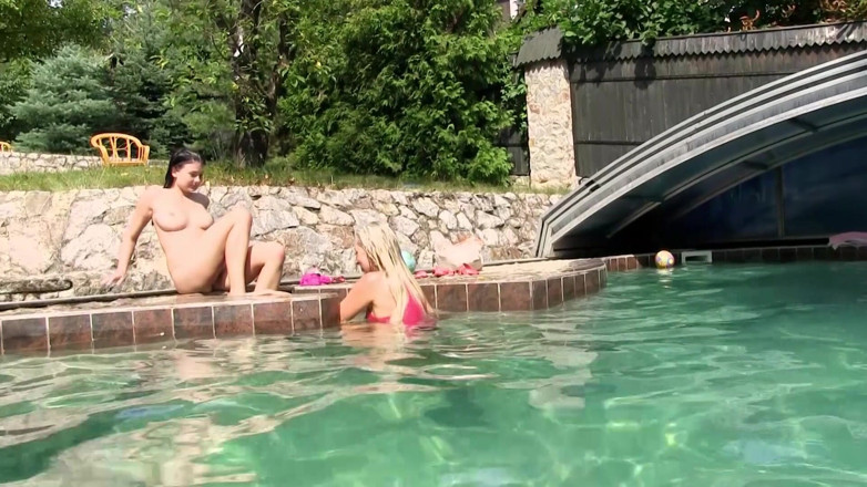 Lesbian Desire: Jenny Simons et Lucy Li mangent une chatte au bord...