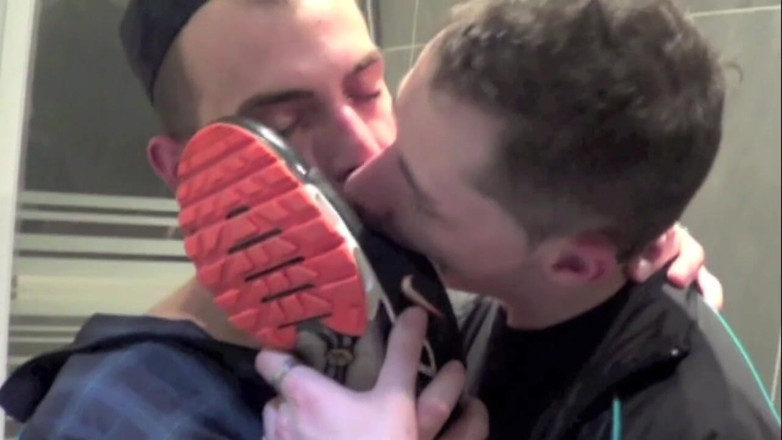 Sneaker gay: Un scally garçon baise dans des baskets