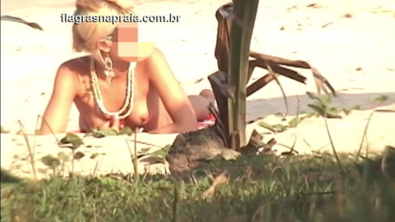 Amateurs videos: Maravillosa rubia y morena toman el sol desnuda en una...