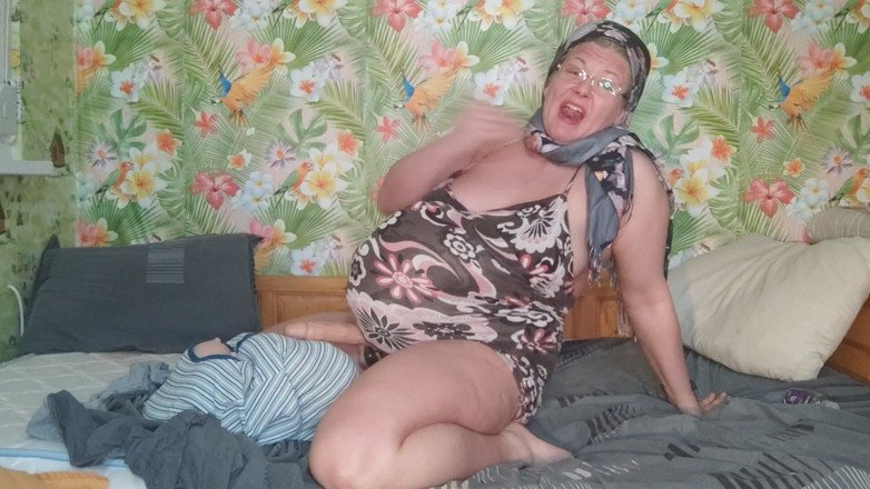 Putarankahotmilf: 怀孕的futa奶奶和怀孕的孙子