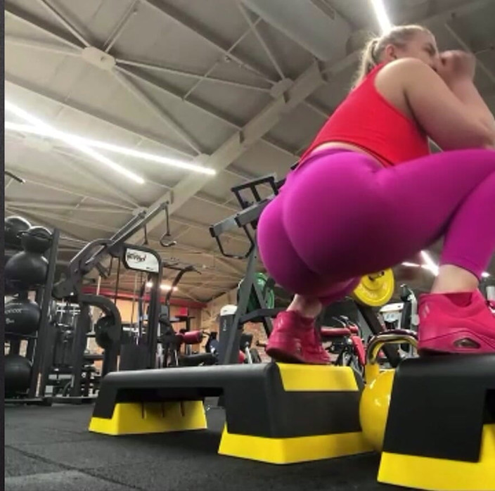 JuiceLussie: Ragazza sexy si allena in palestra così calda