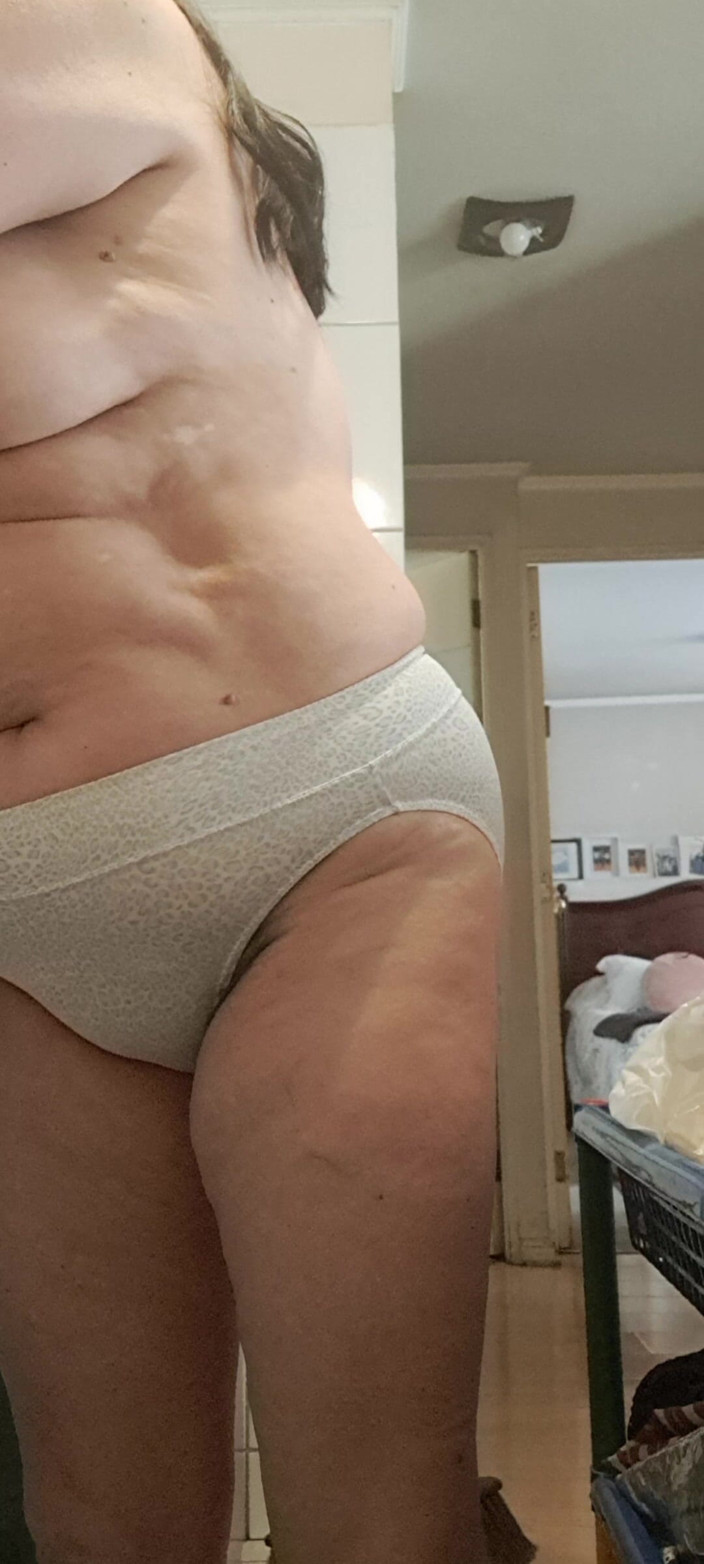 Mommy big hairy pussy: MILF de calcinha branca com calor