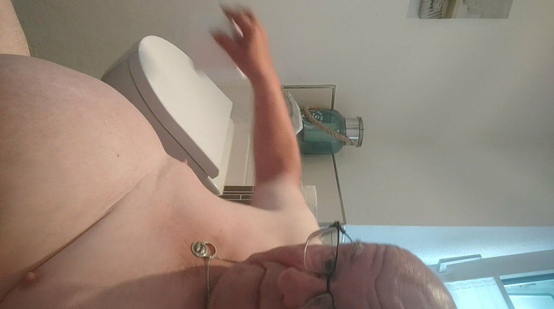 Karlchengeil: Op toilet zitten en mijn kontgaatje daarna schoonmaken.