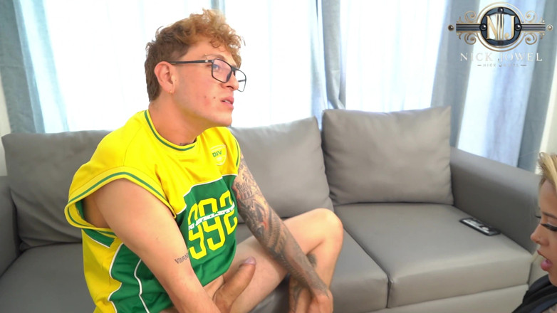 NickJowel: 我和我那个笨继兄做爱，他有根很大的鸡巴！