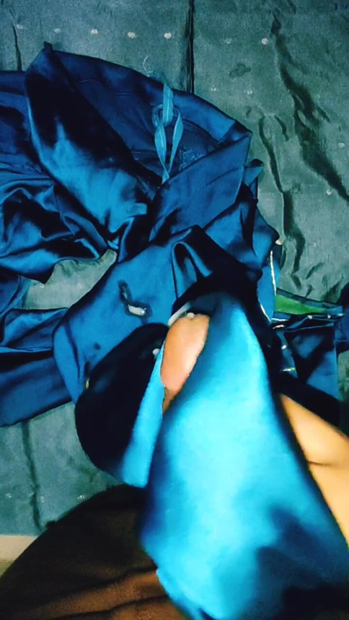 Satin And Silky: Satin seiden-handjob-porno - handjob und abspritzen auf gestohlenes satin, seidiger blauer...