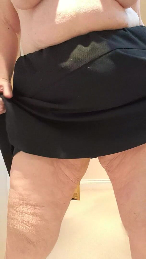 Uk Joolz: Gonna corta, senza mutande, gambe nude e tacchi