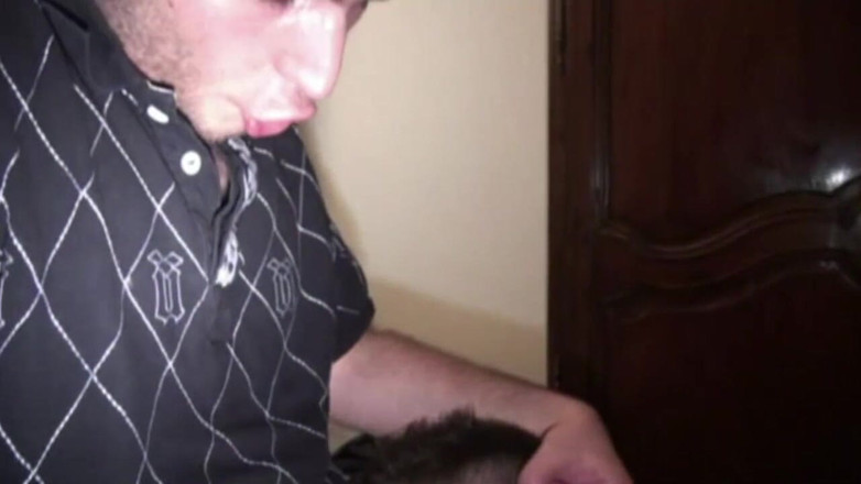 Sneaker gay: Français salope utilisée par un garçon sclaly, webcam, oeil avec...