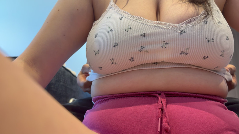 ScarletXoXo: Curva are țâțele ei uriașe masate și frecate
