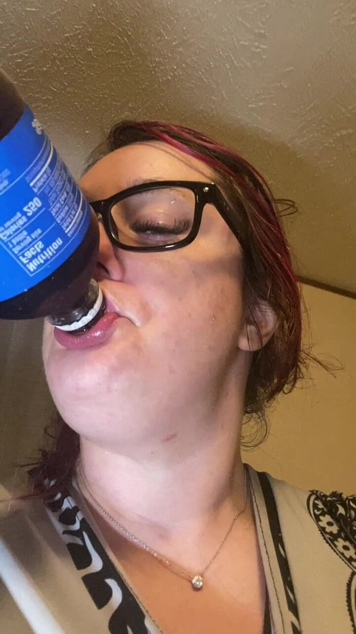 BellaBlast: Chugging a cola - sequel sexy con primi piani! Un sacco...