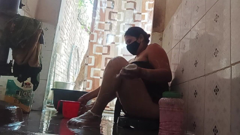 Desi_bhabhi121: Videoclip XXX cu bhabhi goală făcând baie
