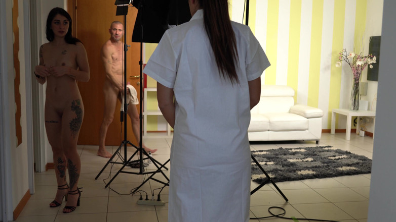 Ferrero anal experience: Nos bastidores. Médicos sexy ajudam um paciente muito forte.