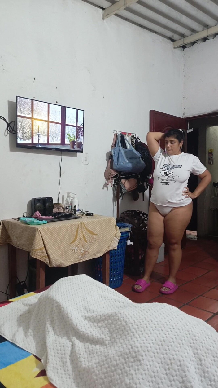 oficialkairadenaly: Mi Hermanastra Descubre Unos Juguetes Sexuales Y Los Pruebas Todos...