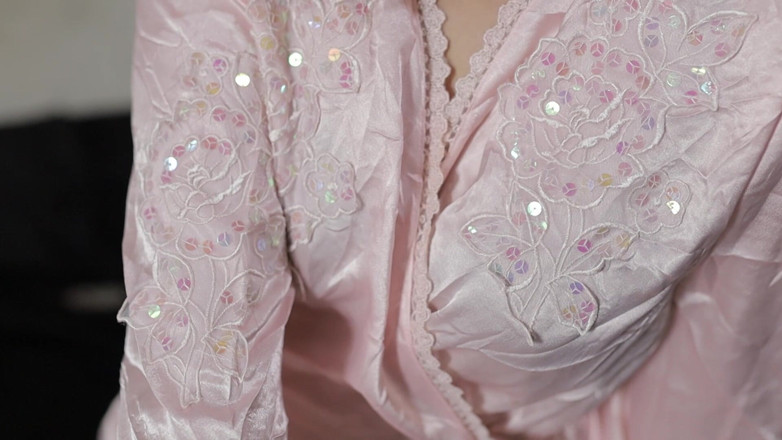 deafheaven666: Awek cantik memakai pakaian satin seksi menunjuk-nunjuk pepek