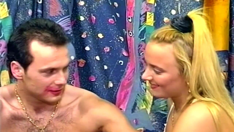 TRASHPORN: Des bombasses blonde et brune à forte poitrine dévorent une bite...
