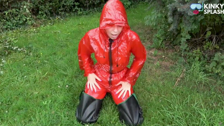 UKCuteGirl Lucy Lauren: Brilhante pvc rain suit garden provocação