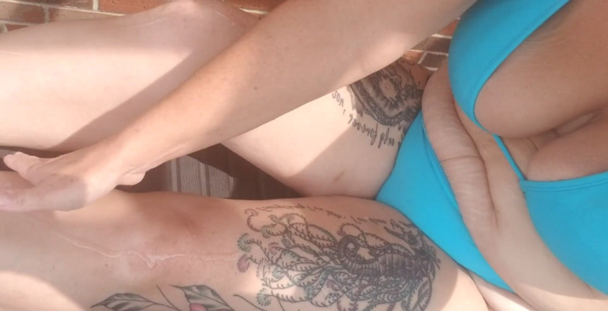 LittleSweetFeet: Kdo chce přijít, pomozte mi použít můj sluneční olej?