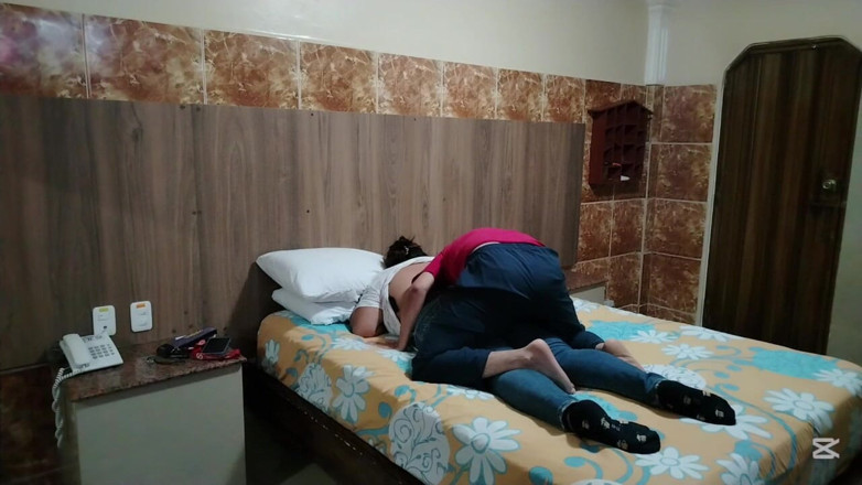Stepmom_with_big_tits: Quanto è delizioso spogliare la mia matrigna colombiana procace mentre è sdraiata...