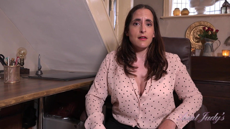 Aunt Judy's: Tantejudys - Deine Vollbusige MILF-chefin Lorelei Lutscht Deinen Schwanz Im Büro (pov)
