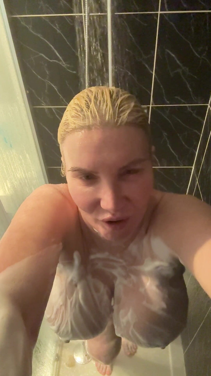 Sophie James: POV : pris sous la douche... Baise mes seins de 34jj !