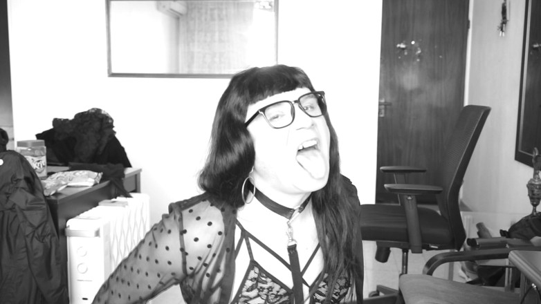 Voyager: 란제리 패션쇼의 크로스드레서