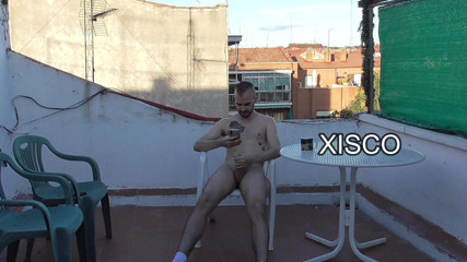 Xisco: Si masturba in terrazza
