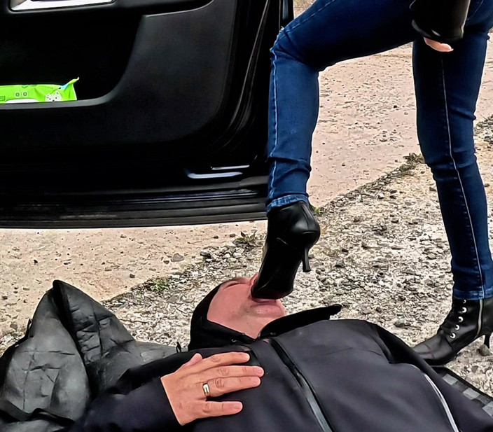 Mistressyammyboots: Lamer mis tacones afilados y limpiar mis suelas sucias