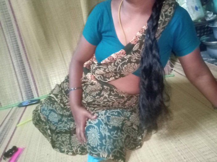 Priyanka314: La moglie indiana tamil masturba il cazzo del marito per...