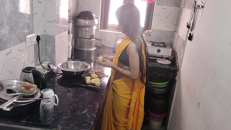 Your Preeti: Indisch koppel hete seks in de keuken terwijl Desi-vrouw eten...