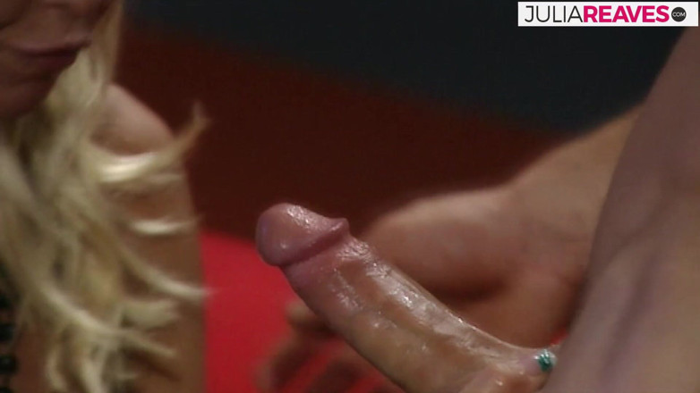 Fuck HQ: Una bionda arrapata si fa un ditalino mentre viene scopata...