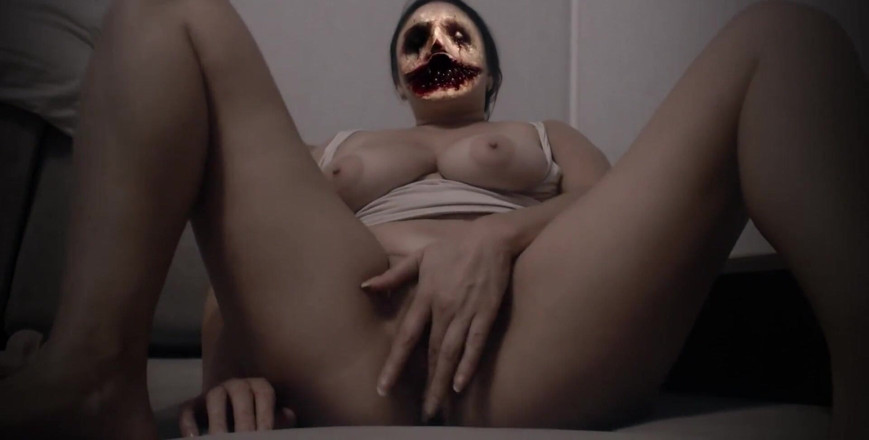 Erica Sweet: Zombi kız mastürbasyon yapıyor