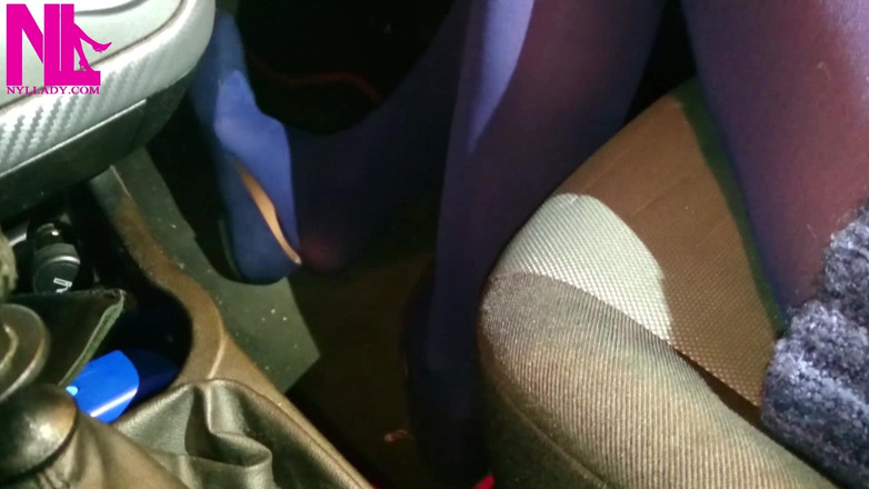 Nyllady: Nghẹn trong quần tất màu xanh và căn hộ màu...