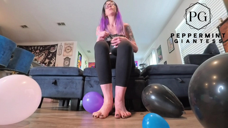 Peppermint Giantess: Giantess blåser upp en hel påse ballonger-liten POV Fot retas &amp;snuskigt...
