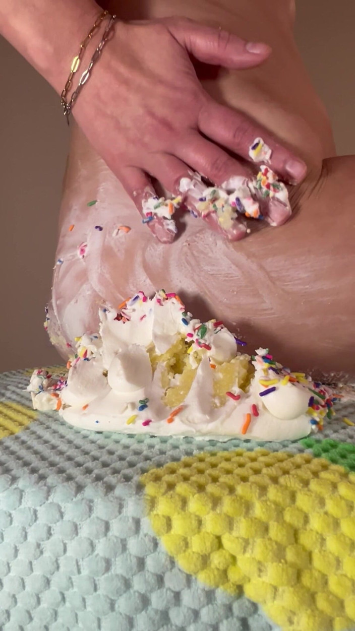 MidnightTease: 継母が太ったアソコで私の誕生日ケーキを壊す