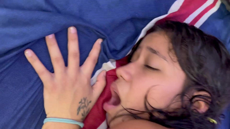 Aida cortez: Ma petite demi-sœur me surprend en la filmant pendant qu’elle...