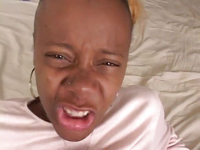 First Black Sexperience: Sweet Pea, fille noire aux cheveux blous, suce une petite...