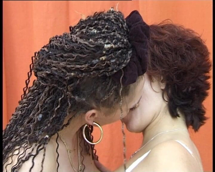 YOUR FIRST PORN: Sandra ve Jaquelin tüm elini bana sokuyor seni domuz
