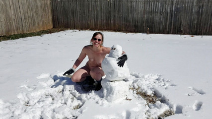Aurora Willows: Boneco de neve nu