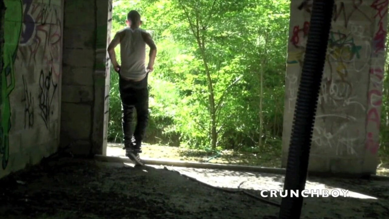 Crunch Boy: Doi tipi tineri francezi se fut într-un loc în aer liber