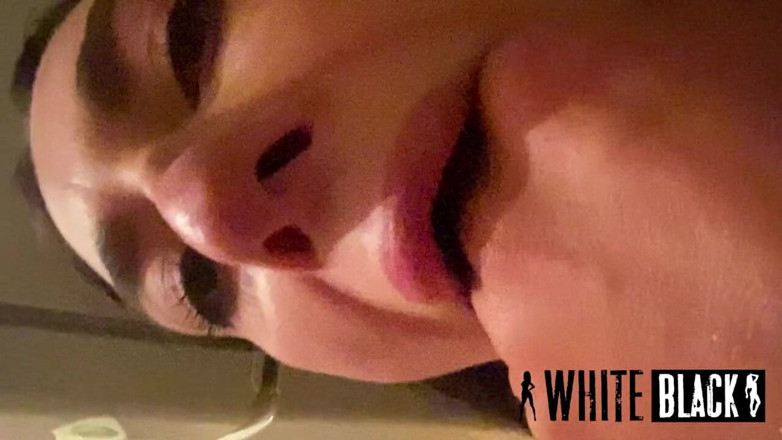 WhiteBlack: Istri anal teman yang patuh nyepong kontol