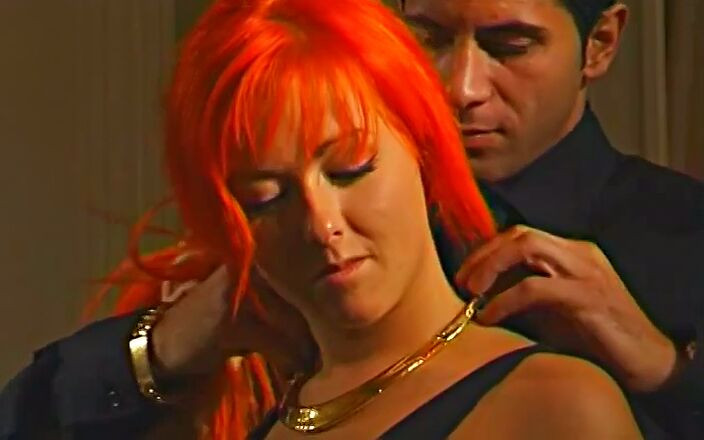 Meet and Fuck: Das französische schätzchen Patricia petite mit flammenden Auburn-haaren wird in...