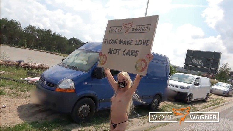 Wolf Wagner Com: ¡Protesta de Tesla! Desnuda para un bien mayor! ¡Kitty Blair demuestra...